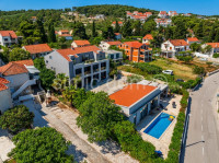 Ekskluzivna ponuda: Prekrasna apartmanska vila u 2. redu do mora – oto