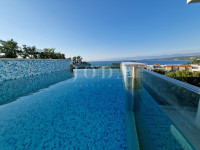 Ekskluzivni penthouse s bazenom i fantastičnim pogledom na more