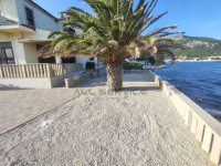 Ekskluzivno, prestižna lokacija, neposredno uz more, 2 vile, bazen, je