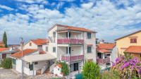 EKSKLUZIVNO - Smostojeća kuća sa 7 apartmana u Novom naselju