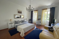 Elegantan trosoban stan