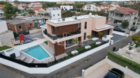 Elegantna luksuzna vila s bazenom, vrtom i premium opremom – Vodice