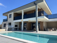 Elegantna, moderna vila s bazenom, 4 SS, 2 km od prekrasnih plaža