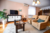 Elegantna obiteljska kuća sa dvorištem i garažom