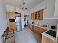 Elegantno uređen stan za dugoročni najam u samom centru Pule – 93 m² s