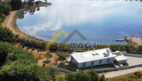 EXCLUSIVE VILA NIN- first row to the sea