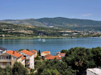 Fantastična lokacija, dvojna kuća sa 3 apartmana samo 250 metara do pl