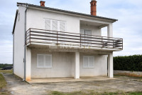 Fažana, kuća sa 2 stana, garažom i velikim dvorištem