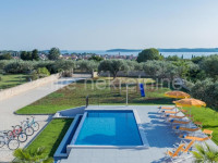 Fažana - kuća s velikom okućnicom, garaža, bazen, pogled na more!