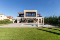 Fažana, moderna vila 275 m² na velikoj besprijekornoj okućnici s grija