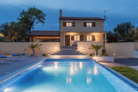 Fažana , samostojeća kuća na velikom terenu od 1844 m2. Pogled na cije