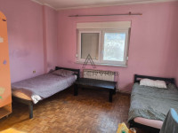 Funkcionalna kuća za radnike sa skladištem i dvorištem