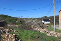 Gaćelezi, građevinsko zemljište 1.098m2 sa 2 urušene kamene kuće