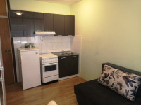 GARSONIJERA U ZGRADI - SOLIN, JAPIRKO - duži najam