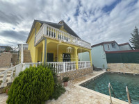 Gornji Karin - kuća 138m2 s bazenom 2 stana! Pogled more!!380000EUR