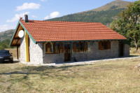 GRAČAC, BRUVNO - KAMENA KUĆA S VELIKOM OKUĆNICOM