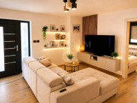 Grad Krk, apartman u prizemlju s okućnicom!