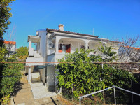 Grad Krk, kuća s tri apartmana u blizini mora!