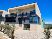 Grad Krk, novogradnja-apartman u prizemlju s okućnicom!