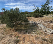GRAĐEVINSKA PARCELA 5.600 m² – VINIŠĆE | 400 m OD PLAŽE