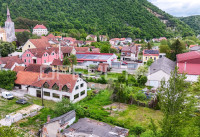 Građevinska parcela u centru Pregrade, 1538m2 s idejnim prijedlogom za