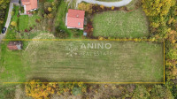 Građevinsko zemljište 3000 m² s drvenom kućicom i priključkom struje –
