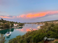 GRAĐEVINSKO ZEMLJIŠTE 950 m² PRVI RED DO MORA – NEČUJAM, ŠOLTA