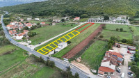 Dicmo, građ. zemljište 85€/m², moguća parcelizacija / uz cestu