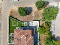 GRAĐEVINSKO ZEMLJIŠTE S DOZVOLOM I PROJEKTOM – KUĆA 260 m² S BAZENOM I