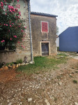 Valtura - kuća za adaptaciju s okućnicom 250 m2