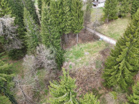 Građevinsko zemljište okruženo šumom u blizini Ogulina