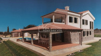 .: Građevinsko zemljište površine 2.228 m2 s pravomoćnom dozvolom :.