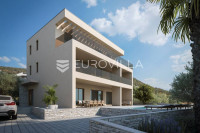 Trogir, građevinsko zemljište s građevinskom dozvolom za vilu s bazeno
