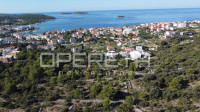 Građevinsko zemljište u Rogoznici – 1586 m², samo 250 m od mora