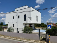 GRBE / NIN – moderna vila s bazenom, krovnom terasom i dodatnom parcel