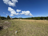 GROŽNJAN, GRAĐEVINSKO - POLJOPRIVREDNI KOMPLEKS ZEMLJIŠTA