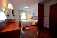 Trg Franje Tuđmana, hotel + obiteljska kuća, 1.084 + 242 m2