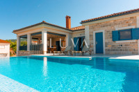 Hvar, Jelsa, kamena kuća 235 m2 s bazenom, na prodaju