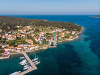 Ilovik-kuća sa 3 stana , pizzerijom i slastičarnicom, kušaonom vina