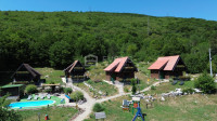 Imanje u Korenici, 4 kuće s bazenom, na 15.376m2 površine,  s mogućnoš