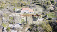 Imotski Lovreć četiri kamene kuće i velika okućnica 13000 m2