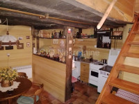 Imotski, Lovreć, samostojeća kamena kuća s okućnicom, prodaja