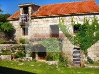 Imotski Lovreć uređena kamena kuća sa okućnicom