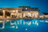 Imotski, Proložac - Moderno uređena vila 277 m2 na parceli 1360 m2 u m