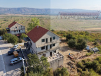 Imotski Runović kuća 540 m2 + zemljište 1353 m2 - povoljno!