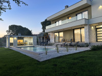 * Impresivna vila sa bazenom u Smoljancima *