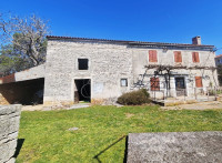 Prilika za investiciju - kamena kuća s gospodarskim objektom na prostr