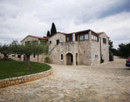 Istarska kamena vila sa bazenom i restoranom