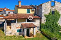 Šarmantna istarska kuća s ograđenim vrtom i pogledom na more