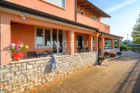 Istra, Umag - apartman u prizemlju uz more, 100 m2